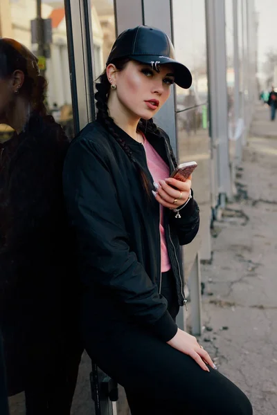 Menina da moda na zona industrial — Fotografia de Stock