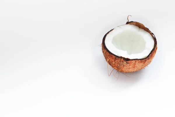 一半椰子特写在白色背景上 — 图库照片