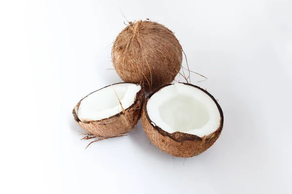 Cocos maduros y medio coco sobre fondo blanco —  Fotos de Stock