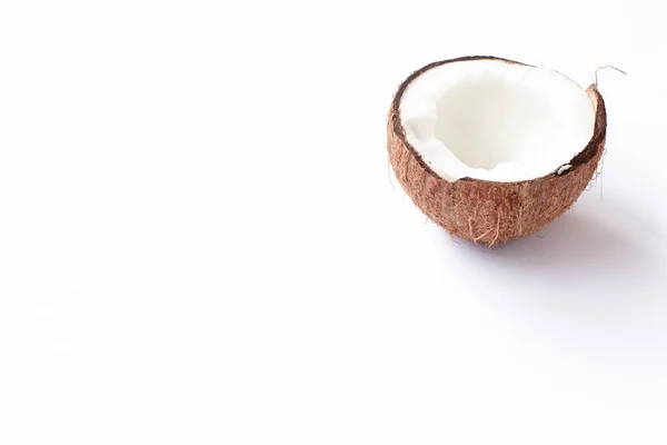 Metade do closeup de coco em um fundo branco — Fotografia de Stock