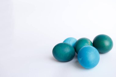 Satır ombre mavi Paskalya yumurta beyaz arka plan üzerinde izole