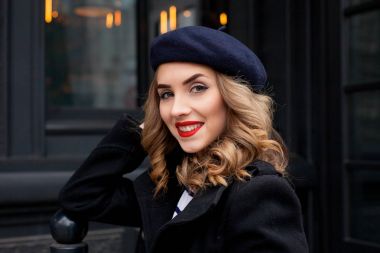 Genç güzel kadın şık klasik giyim eşyası sokak fotoğrafı.