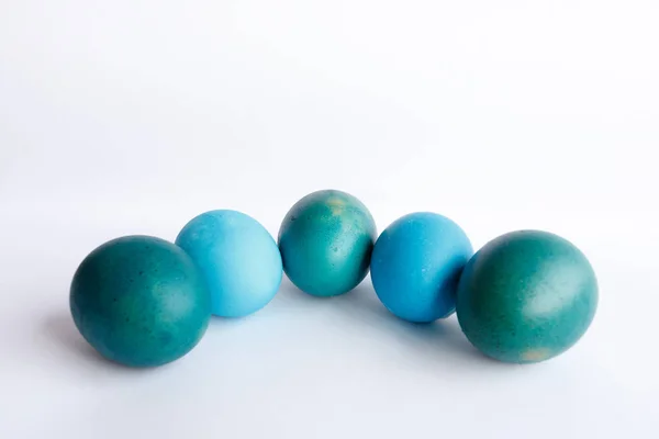 선 염 블루 부활절 달걀 흰색 배경에 고립의 행 — 스톡 사진