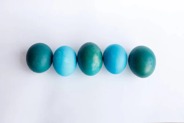 선 염 블루 부활절 달걀 흰색 배경에 고립의 행 — 스톡 사진