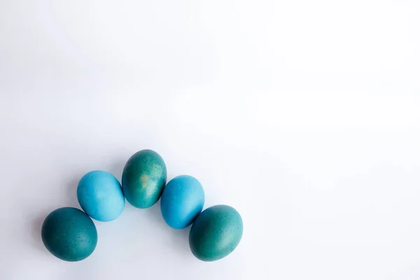 Fila de huevos de Pascua azul ombre aislados sobre fondo blanco —  Fotos de Stock