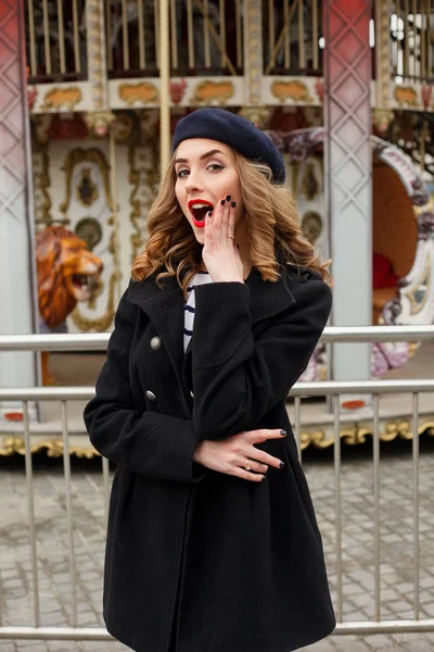 Foto de calle de una joven hermosa mujer que usa ropa clásica con estilo . — Foto de Stock