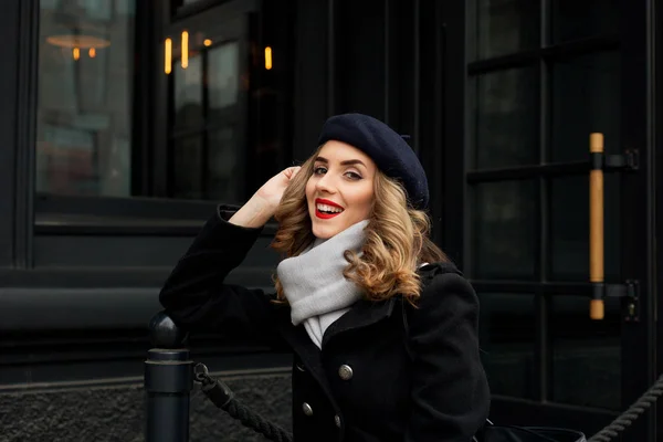 Foto de rua de jovem mulher bonita vestindo roupas clássicas elegantes . — Fotografia de Stock