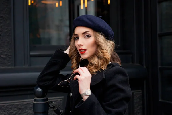 Foto de rua de jovem mulher bonita vestindo roupas clássicas elegantes . — Fotografia de Stock