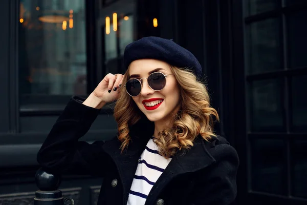 Street photo of young beautiful woman wearing stylish classic clothes. — Stock Photo, Image