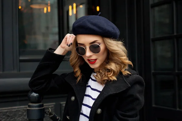 Street photo of young beautiful woman wearing stylish classic clothes. — Stock Photo, Image