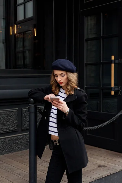 Street photo of young beautiful woman wearing stylish classic clothes. — Stock Photo, Image