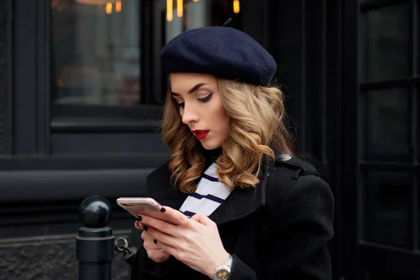 Foto de calle de una joven hermosa mujer que usa ropa clásica con estilo . — Foto de Stock