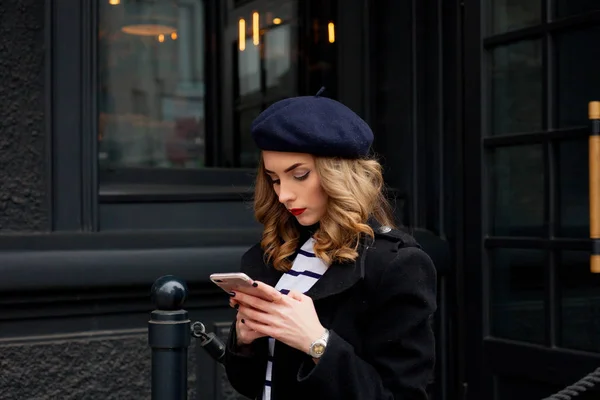 세련 된 고전적인 옷을 입고 젊은 아름 다운 여자의 거리 사진. — 스톡 사진