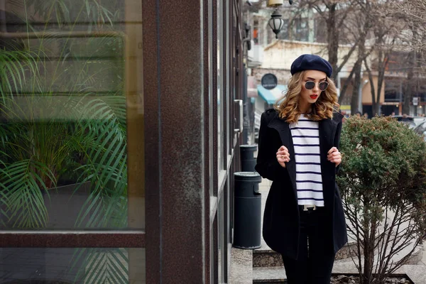 Foto de calle de una joven hermosa mujer que usa ropa clásica con estilo . — Foto de Stock