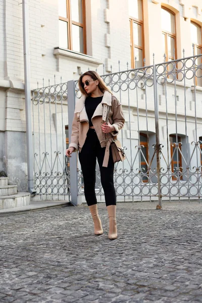 Portrait de jeune belle fille souriante heureuse posant sur la rue — Photo