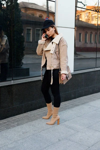 Portrait de jeune belle fille souriante heureuse posant sur la rue — Photo