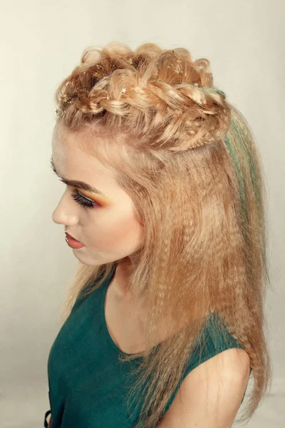 El pelo de la muchacha y las coletas recogidas — Foto de Stock
