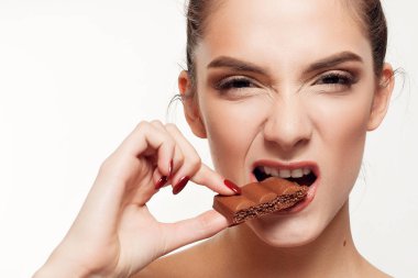 Sevimli gülümseyen genç kız yeme çikolata