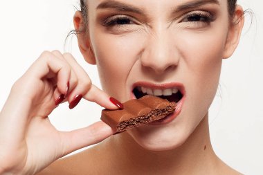 Sevimli gülümseyen genç kız yeme çikolata