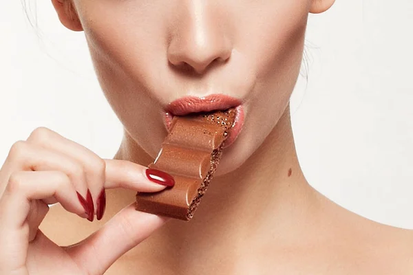 Adorável sorridente adolescente comendo chocolate — Fotografia de Stock