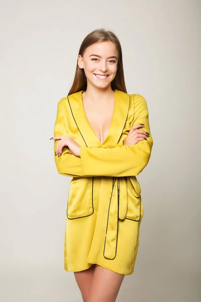 Foto de moda de una mujer joven y magnífica. Chica posando. Estudio foto —  Fotos de Stock