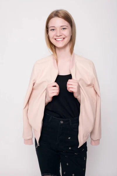 패션 젊은 여자 미소, 회색 배경에서 카메라를 보고 혼란된 — 스톡 사진