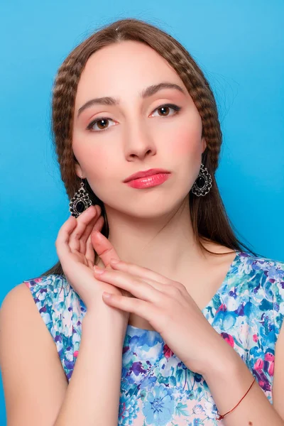 Retrato de feliz sonriente joven hermosa mujer en ropa casual azul, sobre fondo azul — Foto de Stock