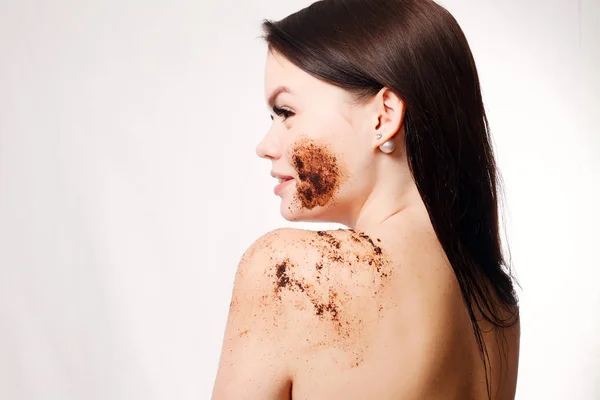 Брюнетка жінка очищає шкіру скраб тіла кава — стокове фото