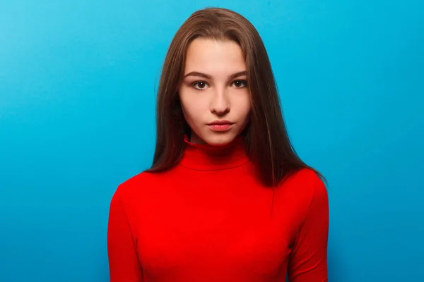 Retrato de moda de belleza. Sonriente joven sobre fondo de pared azul . — Foto de Stock