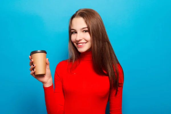 Emotivo felice hipster bella donna in camicetta rossa su sfondo blu studio — Foto Stock