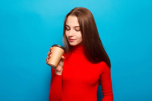 Emotivo felice hipster bella donna in camicetta rossa su sfondo blu studio — Foto Stock