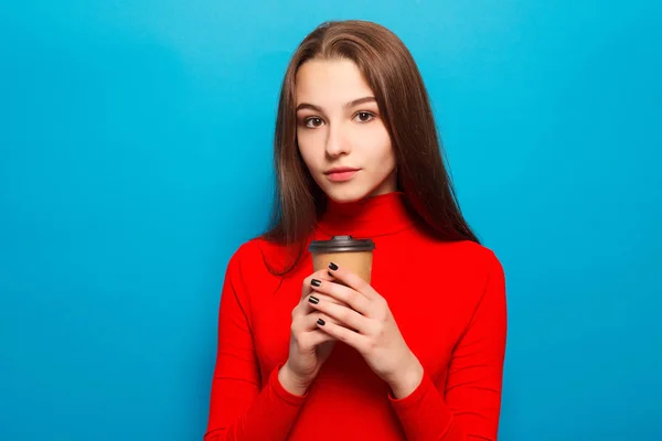 Emotivo felice hipster bella donna in camicetta rossa su sfondo blu studio — Foto Stock