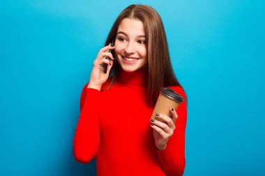 telefonda konuşurken rahat güzel kadın