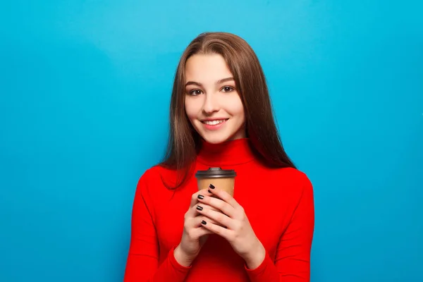 Emotivo felice hipster bella donna in camicetta rossa su sfondo blu studio — Foto Stock