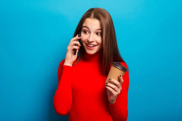 전화 통화 하는 캐주얼 아름 다운 여자 — 스톡 사진