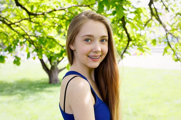 Sorriso saudável, bonito, a criança para o dentista.Retrato de uma menina com aparelho ortodôntico  . — Fotografia de Stock