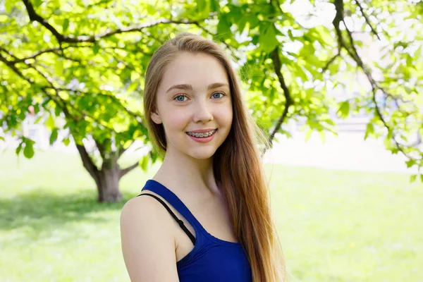 Gezonde, mooie glimlach, het kind naar de tandarts. Portret van een meisje met orthodontische toestel . — Stockfoto