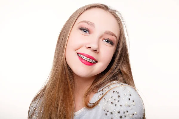 Sorriso saudável, bonito, a criança para o dentista.Retrato de uma menina com aparelho ortodôntico  . — Fotografia de Stock