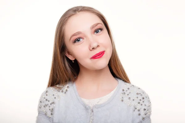 Sorriso saudável, bonito, a criança para o dentista.Retrato de uma menina com aparelho ortodôntico  . — Fotografia de Stock