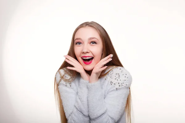 Gezonde, mooie glimlach, het kind naar de tandarts. Portret van een meisje met orthodontische toestel . — Stockfoto