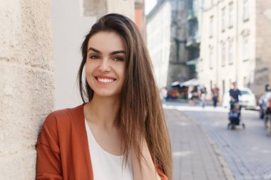 Yürüyen genç güzel şık kadın