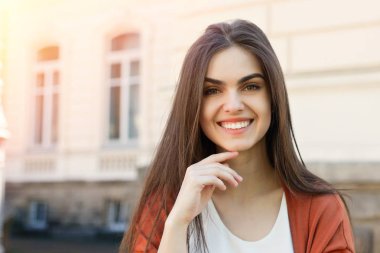 Yürüyen genç güzel şık kadın