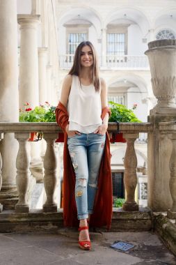 Yürüyen genç güzel şık kadın