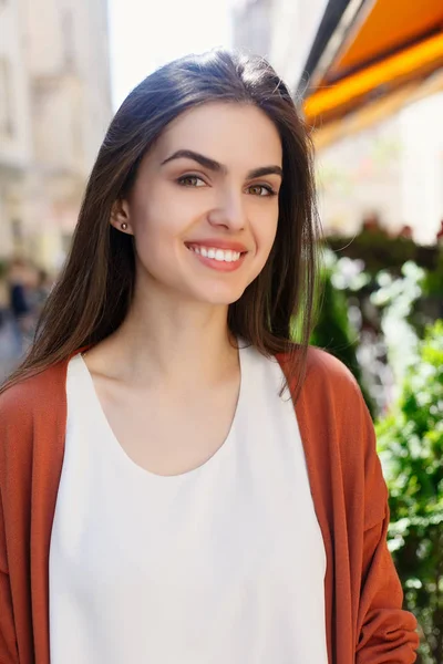 Young beautiful stylish woman walking — Stock Photo, Image