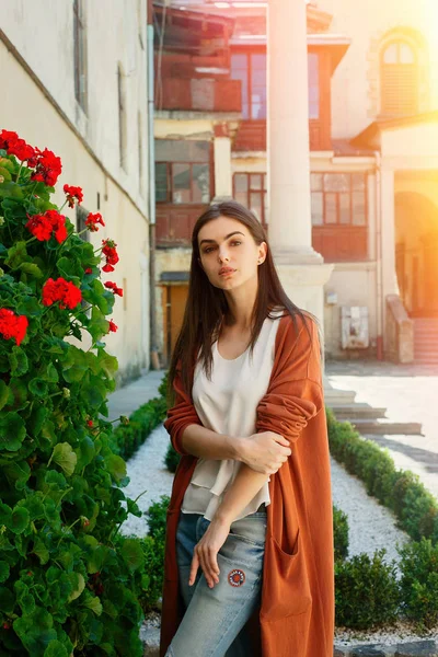 Ung vacker elegant kvinna promenader — Stockfoto
