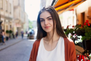 Yürüyen genç güzel şık kadın