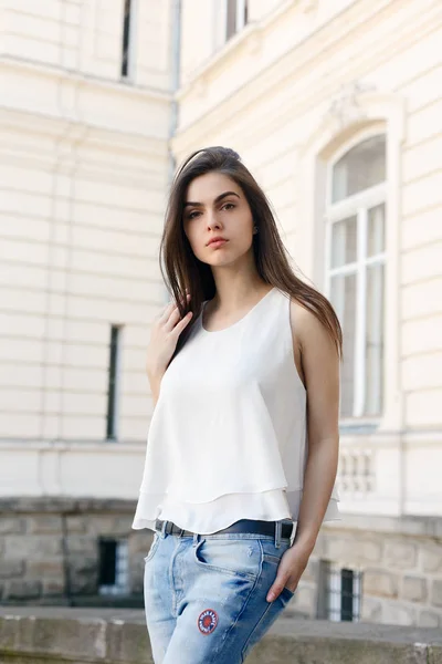 Jovem bela mulher elegante andando — Fotografia de Stock