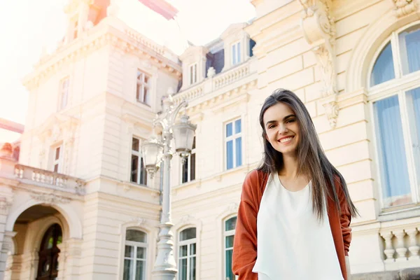 Joven hermosa mujer elegante caminando — Foto de Stock