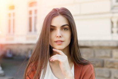 Yürüyen genç güzel şık kadın