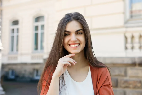 Young beautiful stylish woman walking — Stock Photo, Image